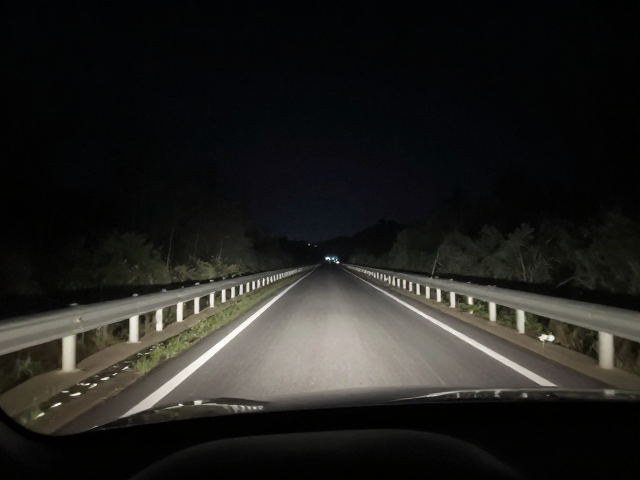 暗夜山路控车，突发冷静决策与夜间气温适应指南
