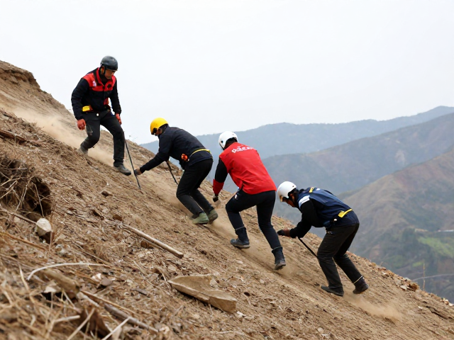山间坡道驾驭技巧，利用惯性冲坡与野外救援演练实战指南