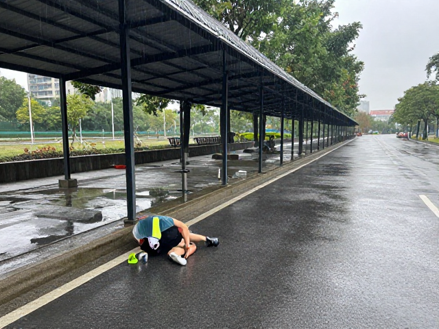 风雨跑法避坑指南，雨棚区摔倒高发点管控与安全技巧