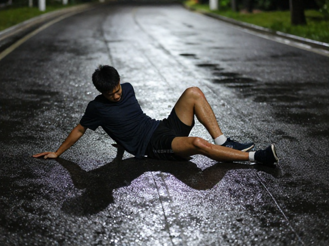 湿路跑动防滑管控与应急照明,夜间户外安全指南