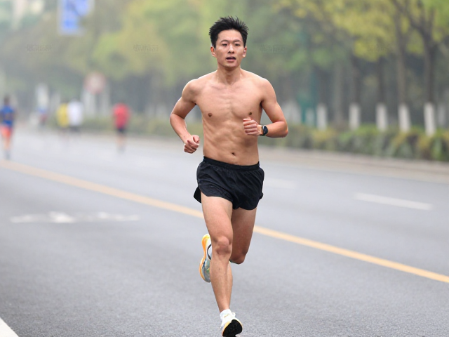 10公里马拉松配速跑,用加速跑唤醒身体,变速训练提升耐力