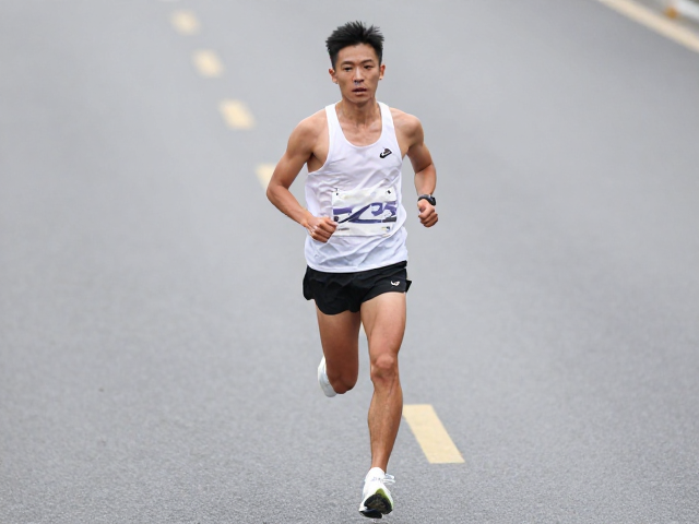 马拉松备赛,如何掌握标准跑姿与前掌落地技巧