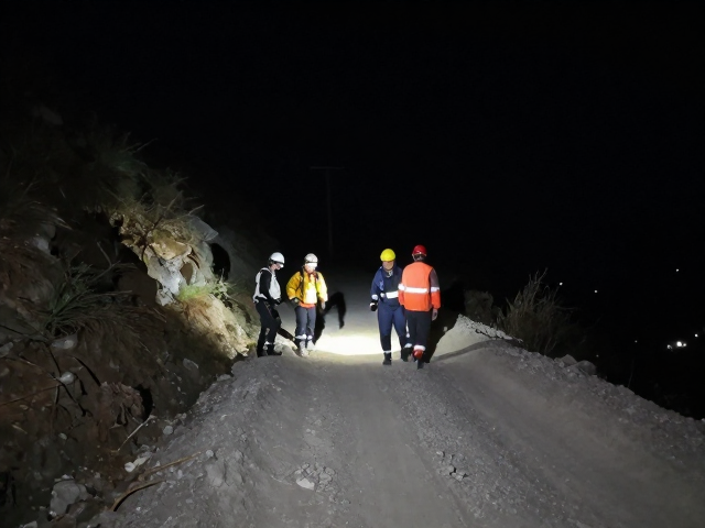 夜间砂石路救援，山地救援队如何破解能见度难题