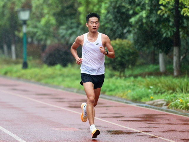 高湿天气跑步怎么散热?结合配速要求与赛道认知,科学应对湿度影响