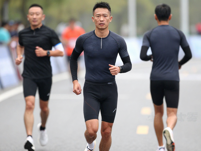 马拉松比赛穿紧身压缩衣，力量训练辅助与恢复指南