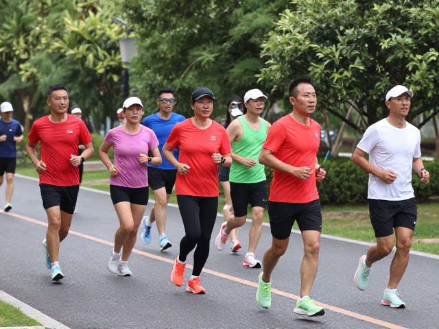 中年慢跑打卡,加入社区跑团训练,科学健身不受伤