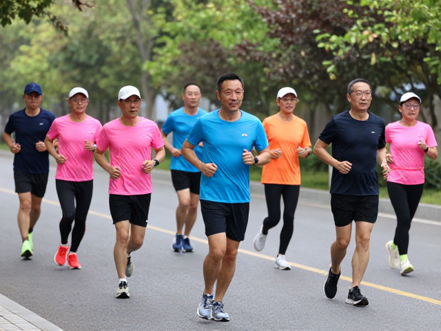 中年慢跑打卡，加入社区跑团训练，科学健身不受伤