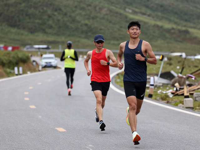 野跑适配与高海拔赛事准备,技术路面步频提升指南