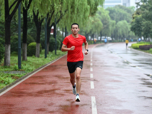 风雨跑法实战,积水清排下的公园绿道赛道安全指南