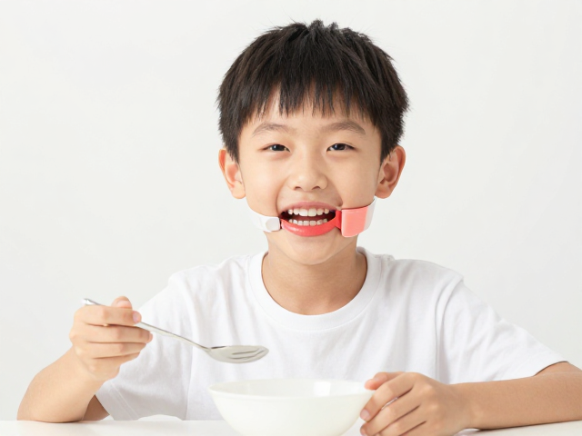 学生儿童佩戴矫正器注意，饭后不宜立即戴过紧，否则影响消化