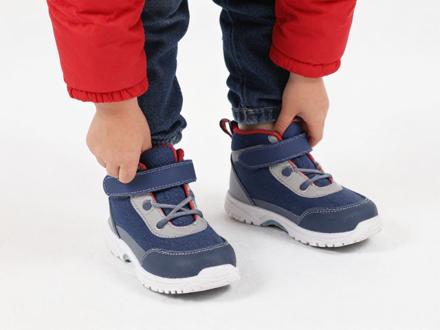 幼儿防寒鞋怎么选?试穿舒适度与抗冲击保护实测指南