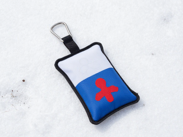 高海拔雪地磕碰急救,外挂扣环便携药包使用指南