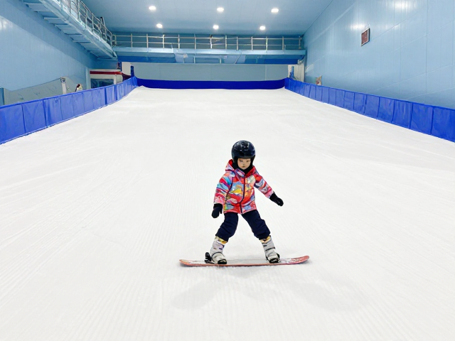 室内滑雪馆初级道具体验,幼儿练习板安全入门指南