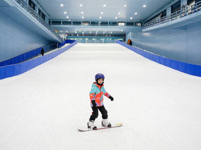 室内滑雪馆初级道具体验,幼儿练习板安全入门指南