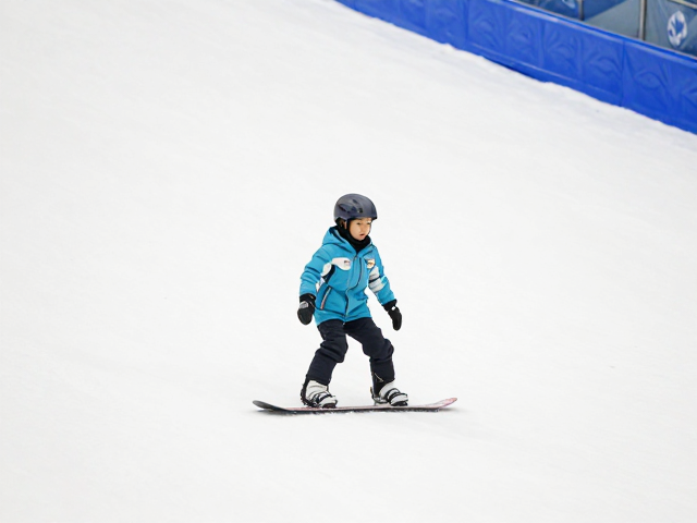 室内滑雪馆小童轻量化板,3步建立平衡感,轻松入门不摔跤