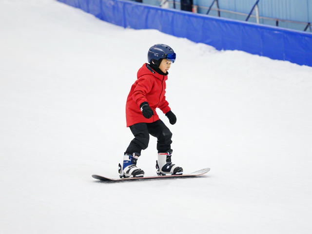 室内滑雪馆小童轻量化板,3步建立平衡感,轻松入门不摔跤