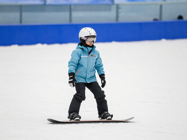 室内滑雪馆小童轻量化板,3步建立平衡感,轻松入门不摔跤