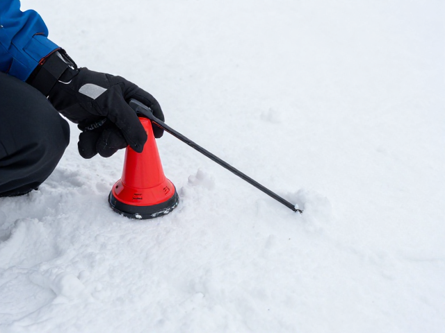 雪崩信标怎么选？单手快速组装，长杆探查，安全更省心
