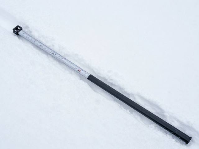 雪厚丈量杆件怎么选?头盔,低温易操作,户外安全实测指南