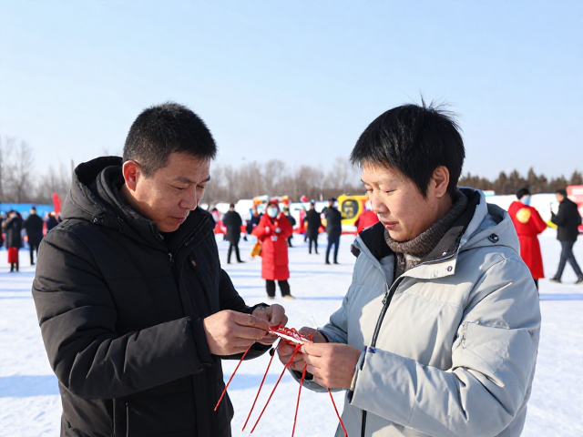 北方冰雪节里的非遗魅力,揭秘麻绳编织的传统技艺与庆典故事