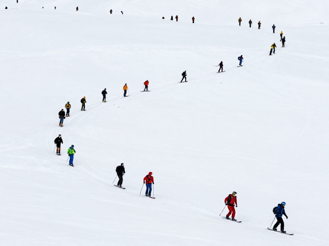 加拿大育空先民雪地迁徙，单板滑雪原始形态起源揭秘
