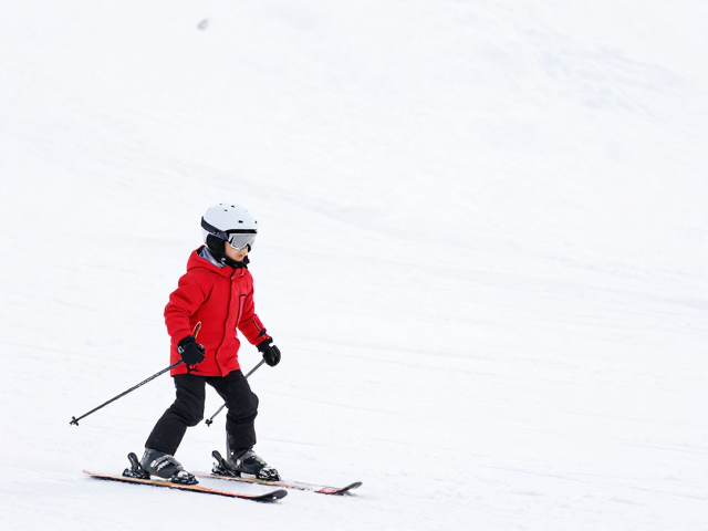 雪地运动体验指南,孩童护头盔与滑雪安全装备选购攻略