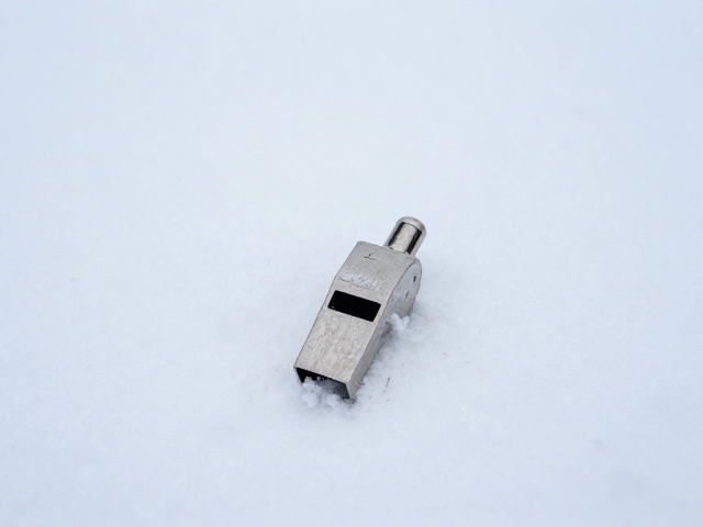 风雪户外求救指南,哨具与安全阀的紧急信号技巧