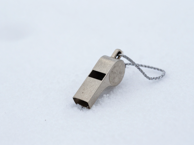 风雪户外求救指南,哨具与安全阀的紧急信号技巧