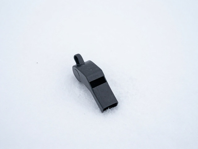风雪户外求救指南,哨具与安全阀的紧急信号技巧