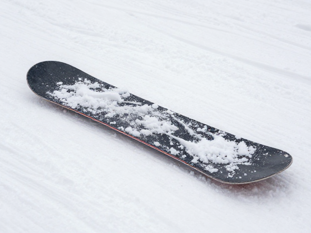 干雪用板底顺滑蜡防变形技巧