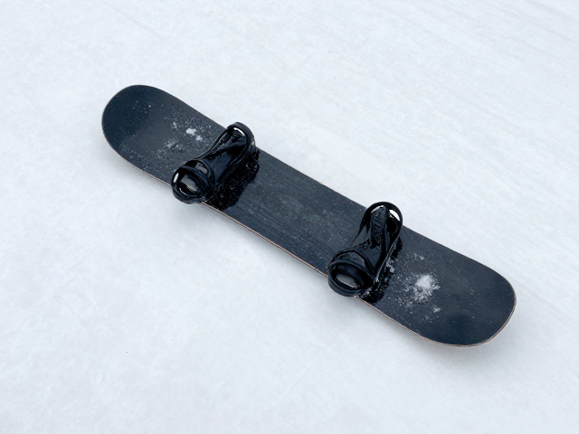 悬崖滑行板稳定性高,冰面硬雪轻松驾驭