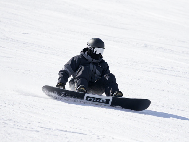 粉雪专用板怎么选?板头宽度与高速稳定性深度解析