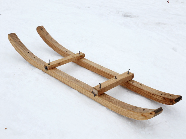 先民雪地迁徙载体，木制滑雪板如何用铁钉加固？揭秘古代滑雪起源