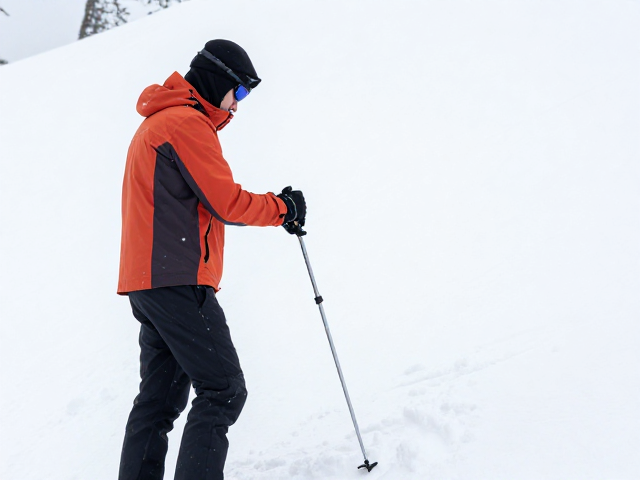 登山滑雪爱好者积雪测深杆使用后擦干指南