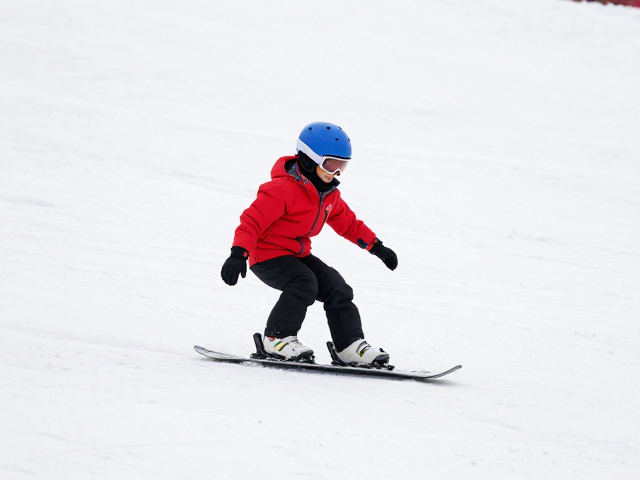 小童轻量化板基础转弯技巧,雪地公园入门指南