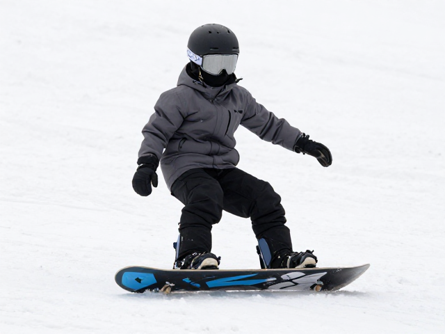 低龄入门板怎么选?雪地公园低重心稳定设计,新手更安心