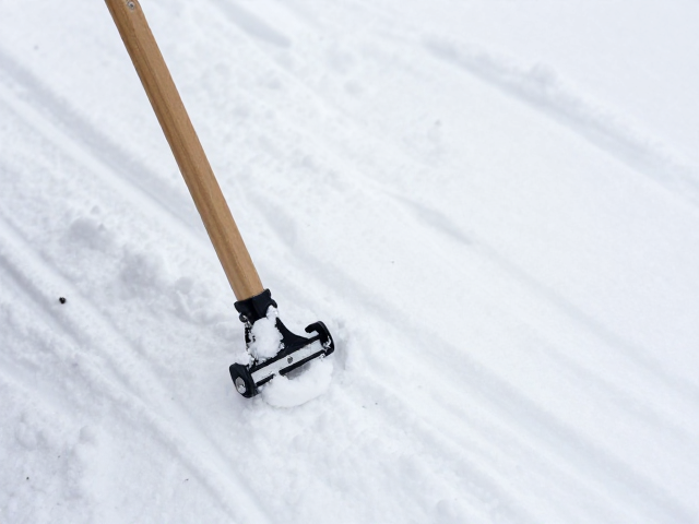 雪厚丈量杆使用后擦干保养，配合路线勘察工具安全滑行