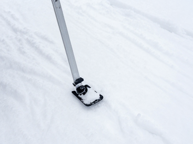 雪厚丈量杆使用后擦干保养,配合路线勘察工具安全滑行