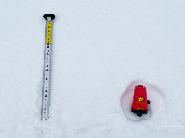 雪厚丈量杆件与雪崩信标怎么选?干燥通风存放是关键