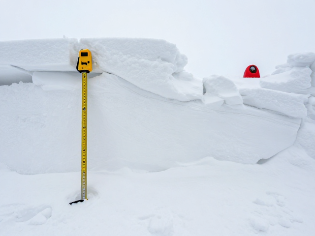 雪厚丈量杆件与雪崩信标怎么选？干燥通风存放是关键