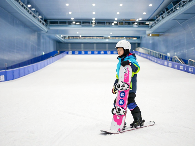 室内滑雪馆初学推荐,板面个性化贴纸定制,让孩子安全爱上滑雪