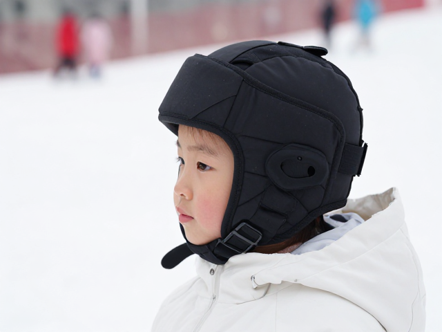 幼儿缓冲头罩配下巴扣带调节,雪地运动体验更安心