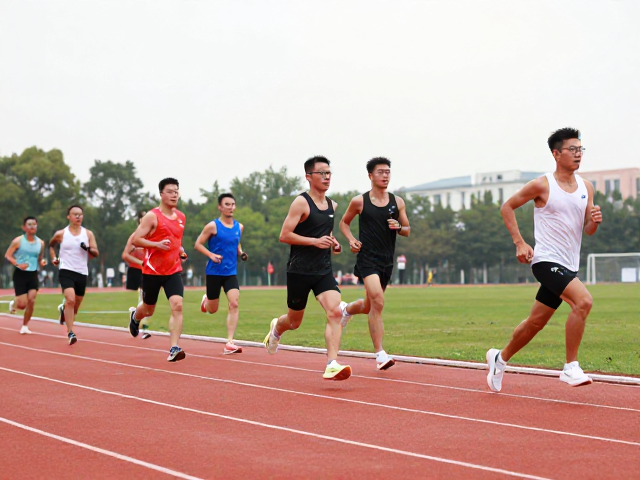 赛前备赛营，长跑日前如何控制训练量，激活身姿核心？