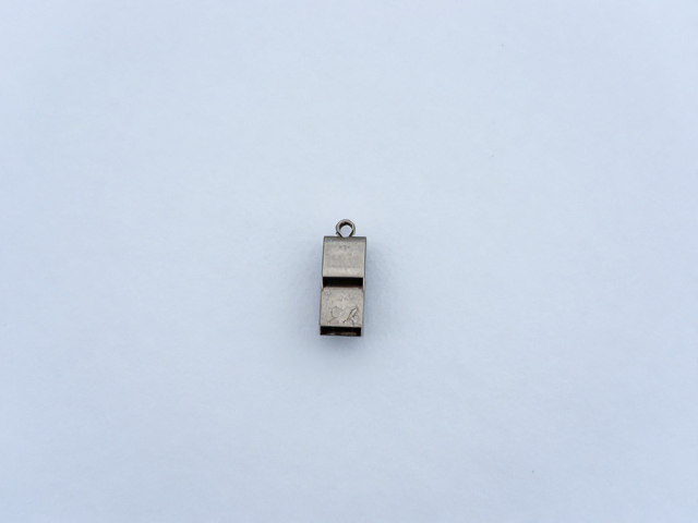 风雪中如何发出紧急求救信号?声压等级与提示哨具选择指南