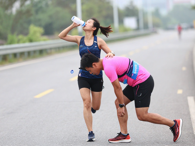 30公里进阶训练，行进补水与上肢背部支撑策略