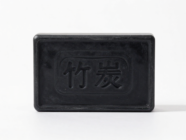 竹炭皂怎么用?针对皮脂旺盛肌肤,竹炭粉深层清洁控油指南