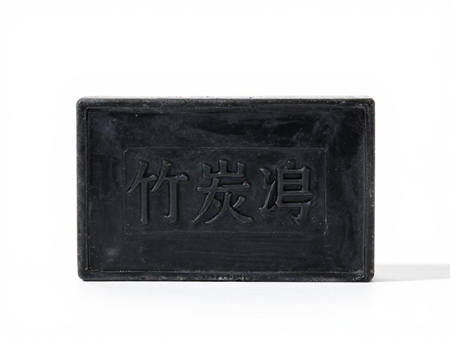 竹炭皂怎么用?针对皮脂旺盛肌肤,竹炭粉深层清洁控油指南