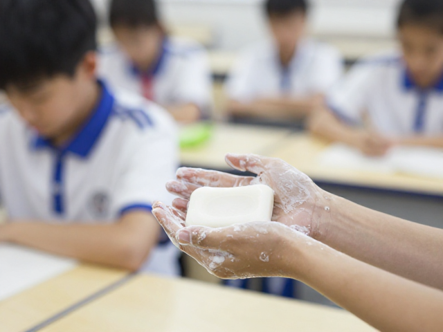 学生课间冷制皂洁手,随时随地清洁抑菌,守护健康校园生活