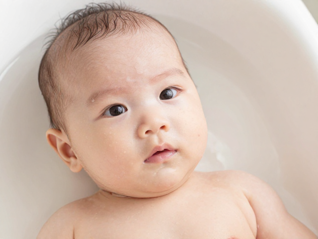 婴幼儿薄皮晚间沐浴指南,皮肤测试说明与护理要点