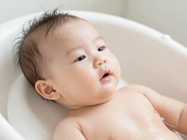 婴幼儿薄皮晚间沐浴指南,皮肤测试说明与护理要点